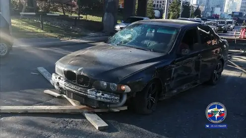 В Новосибирске водитель иномарки снес ремонтные ограждения