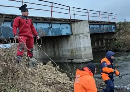 Автомобиль мог упасть в реку: в Красноярском крае ищут отца и сына