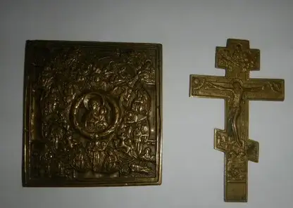 Новосибирские таможенники изъяли старинную икону и крест у пассажира рейса в Стамбул