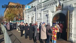 В Красноярске возле церкви на Сурикова образовалась большая очередь к поясу Богородицы