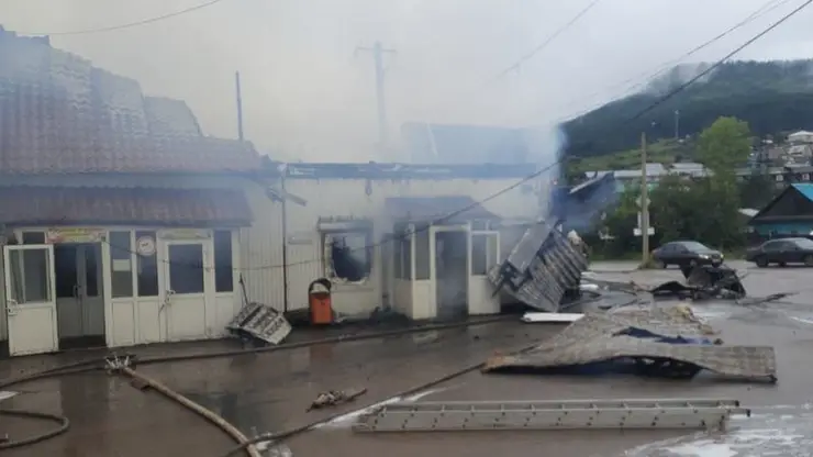 В Иркутской области пытаются потушить пожар на оптово-розничной базе