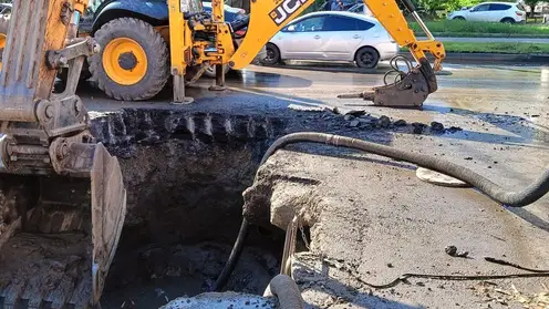 Десятки домов остались без воды в Красноярске из-за аварии на сетях на перекрестке Аэровокзальной и Партизана Железняка