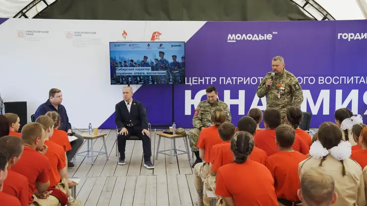 Герой России Олег Ликонцев встретился с красноярскими юнармейцами