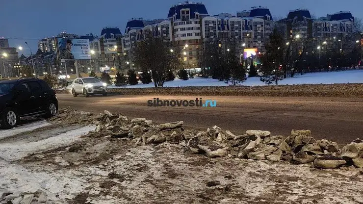 Жители Взлетки в Красноярске не могут выехать из дворов из-за сгруженного коммунальщиками снега