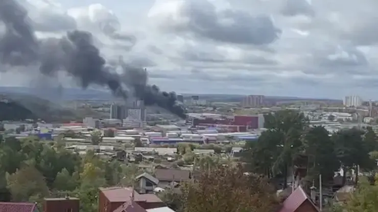 Крупный пожар произошел в здании с торговыми павильонами в Иркутске