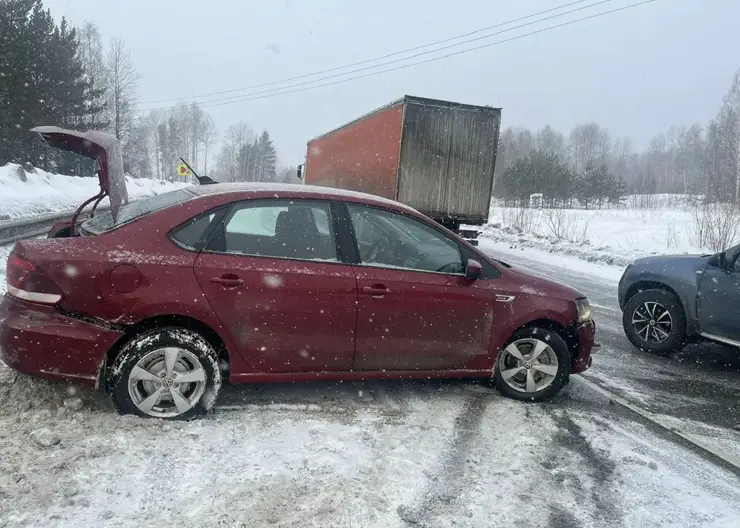 Массовое ДТП произошло на трассе «Сибирь» в Емельяновском районе Красноярского края из-за гололеда