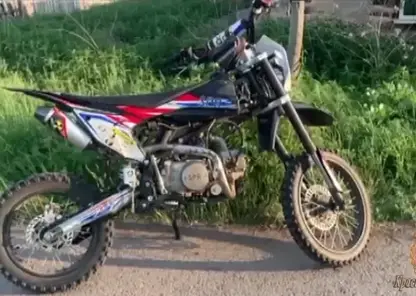 В Красноярском крае девочка на самокате и мальчик на питбайке устроили ДТП