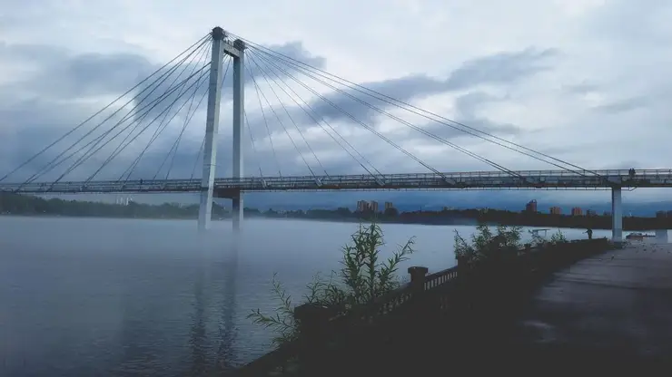 По Енисею в Красноярске проплыла лодка-призрак