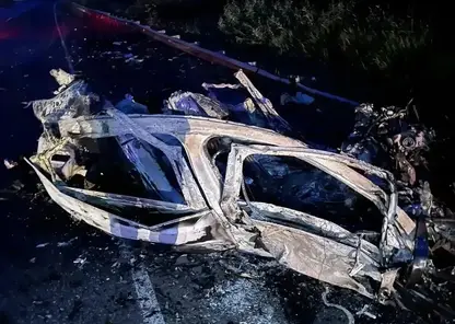 Два автомобиля загорелись после столкновения на трассе Красноярского края  — погиб один человек
