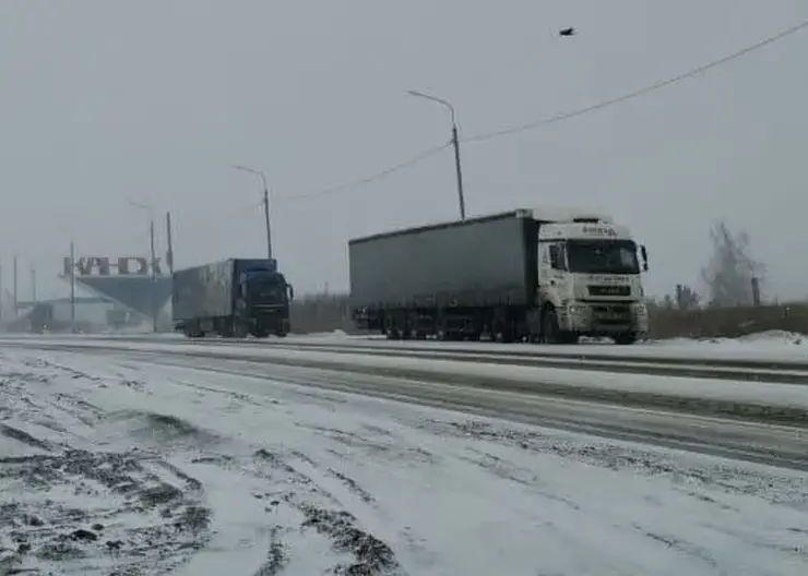 Движение ограничили на федеральной трассе в Красноярском крае из-за непогоды