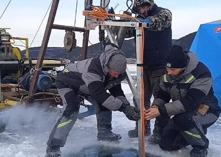 Метеостанцию для наблюдения за ростом льда смонтировали на Байкале