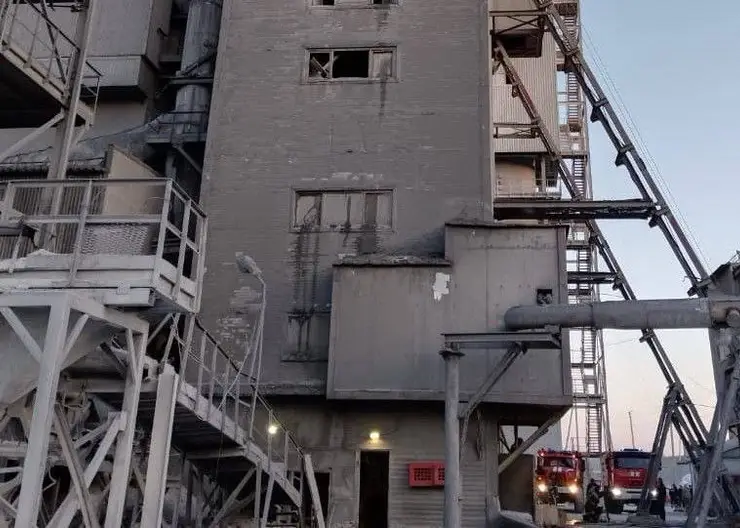 В Красноярском крае загорелся периклазовый завод