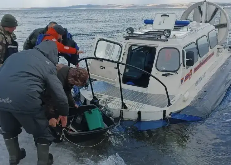 12 рыбаков спасли с отколовшейся льдины на Красноярском водохранилище