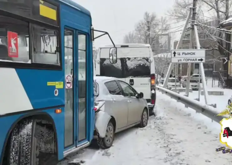 В Иркутске крупное ДТП парализовало движение на Байкальской: столкнулись 5 машин и 4 автобуса