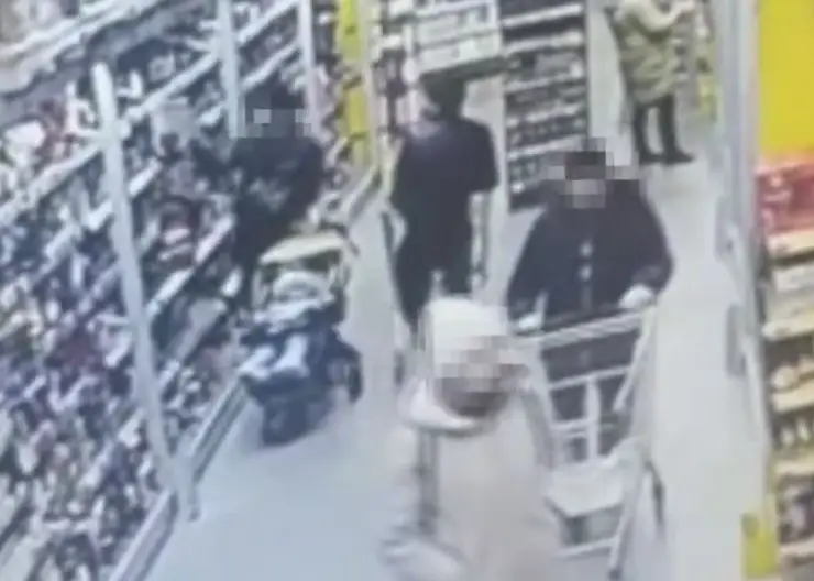 В Ачинске мужчин из магазина пытался вывезти в детской коляске 15 банок кофе