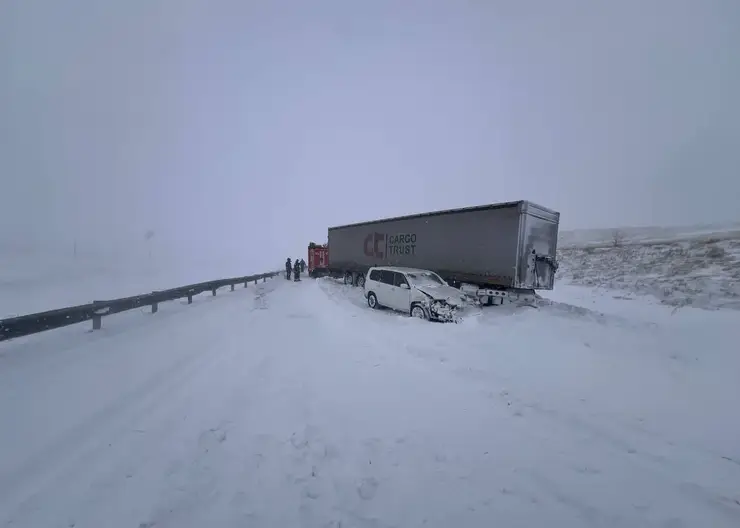 В Забайкалье фура и легковушка столкнулись на трассе