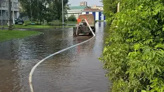 Кача вышла из берегов и затопила улицы Красноярска Кача вышла из берегов и затопила улицы Красноярска