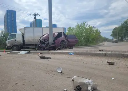 Не пристегнутый водитель ВАЗа влетел в столб в Красноярске: погиб пассажир