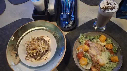 Грязная вилка в кафе: эксперты разъяснили правила обработки столовых приборов