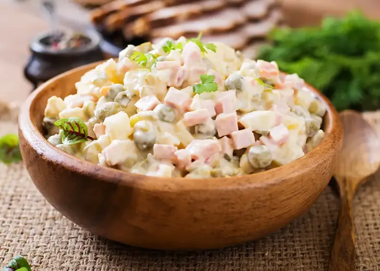 Больше 200 ведер оливье смыли красноярцы в унитаз за 2 дня