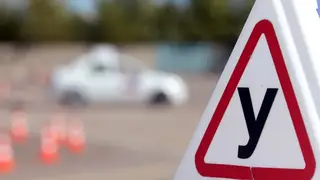 Супруги участников СВО могут получить компенсацию за обучение в автошколе