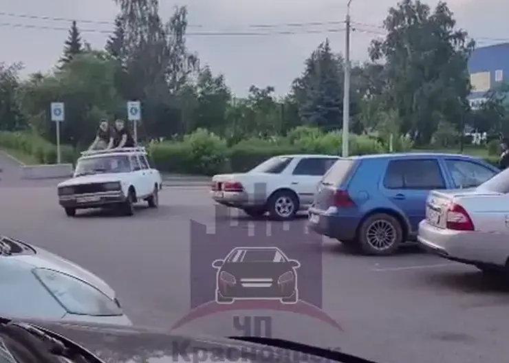 В Красноярске подростки устроили опасные покатушки на крыше авто