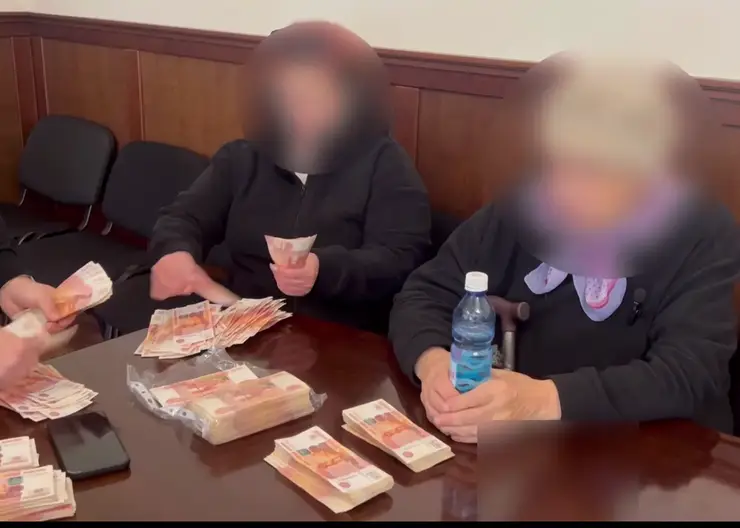 Таксист спас почти 5 миллионов рублей красноярской пенсионерки от мошенников