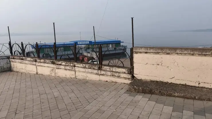 Ограждение на набережной Енисейска восстановлено: опасный участок возле детской площадки больше не угрожает горожанам