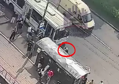 В Красноярске автобус № 23 сбил подростка на остановке в Солнечном