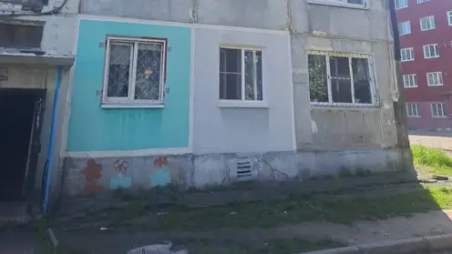 Полуторагодовалый мальчик выпал из окна четвертого этажа в Иркутской области. В это время его мать спала