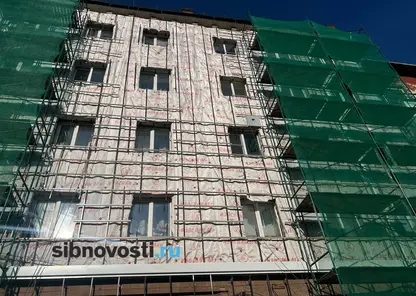 «Красят несуществующие окна»: жители дома на Бограда в Красноярске из-за капремонта остались без света, домофонов и с разрухой во дворе