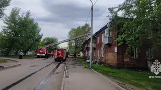 Двухэтажный дом загорелся в Красноярске на улице Паровозной
