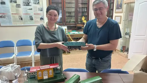 Красноярскому музею железной дороги подарили редкую игрушку времён Сталина