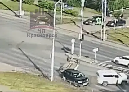 На дороге в Красноярске перевернулся автомобиль