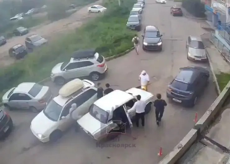 Подростки на «Жигулях» напали на сделавшего им замечание мужчину в Красноярске