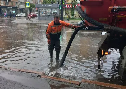 С красноярских улиц откачивают воду