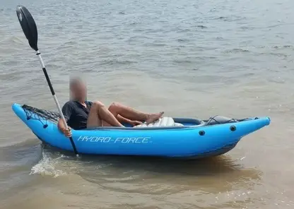 Молодую пару в Красноярском крае унесло ветром на надувном каяке