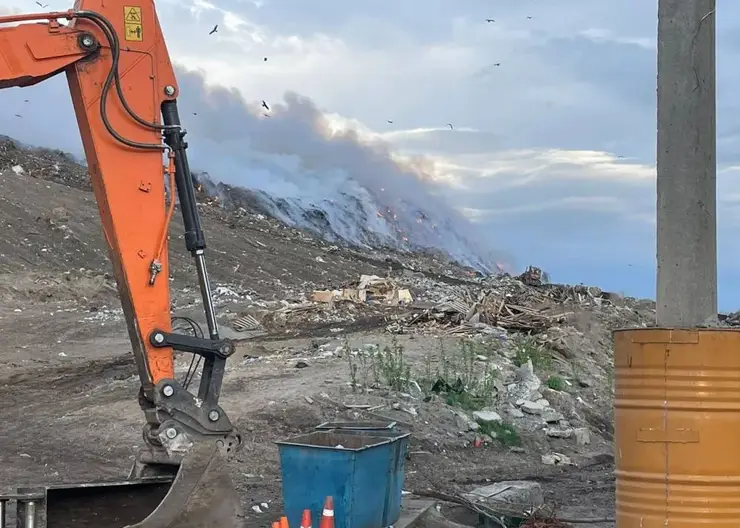 Крупный пожар на мусорном полигоне под Новосибирском обещают потушить до конца недели