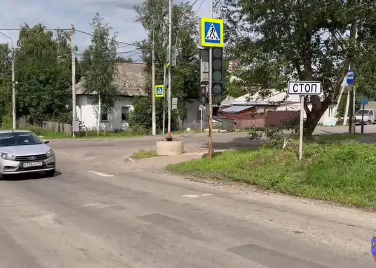 В Красноярске бесправный водитель сбил ребенка, перебегавшего дорогу на красный