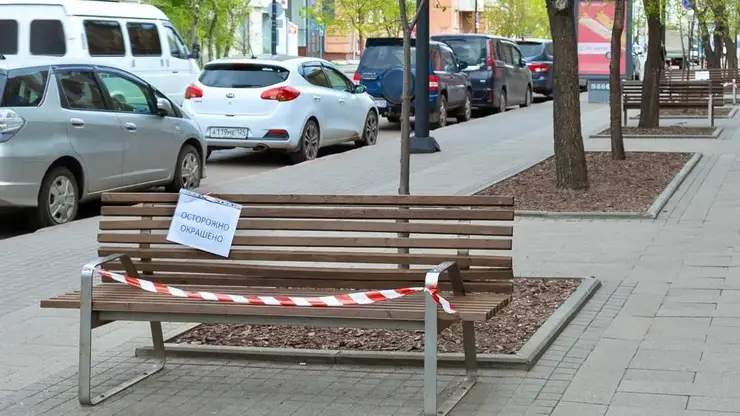 В центре Красноярска обновляют лавочки