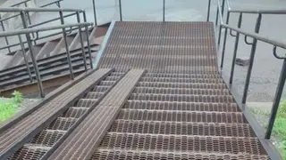 В Красноярске модернизируют 13 лестниц