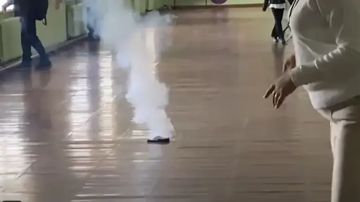 В школе Владивостока у ребенка взорвался телефон: густой дым охватил коридор