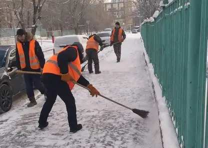 В Красноярске 250 человек ежедневно чистят улицы от снега и льда