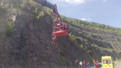В Красноярском крае заблудившуюся в лесу женщину спасли с помощью крана с люлькой