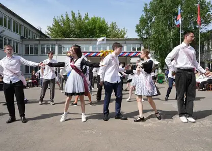 Последние звонки проходят в школах Красноярского края