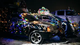 430 машин создали гигантскую новогоднюю «АвтоЁлку» в Красноярске