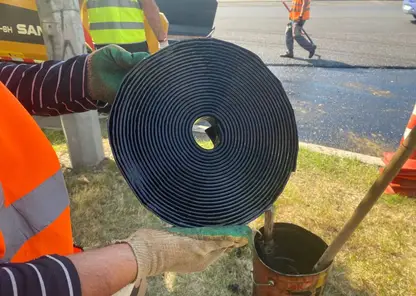 «Скотч» для дороги: в красноярской мэрии рассказали и показали, чем склеивают асфальт