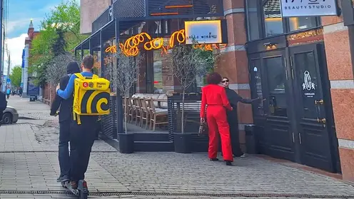 Путин намерен поручить МВД разобраться с передвижением курьеров по тротуарам