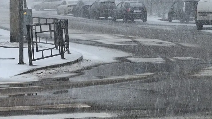 Новосибирск должен убрать противогололёдную крошку до 1 мая, иначе она станет пылью