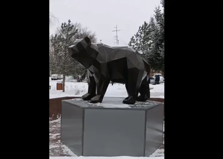 Необычную фигуру медведя установили в сквере на ул. Учумская